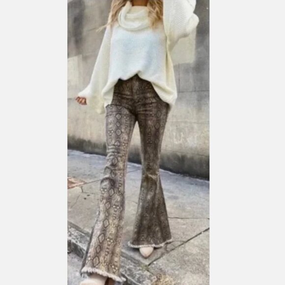 Show Me Your Mumu Size 27 Flare High Rise Berkeley Bells Queen Cobra Snake Jeans - Picture 3 of 11